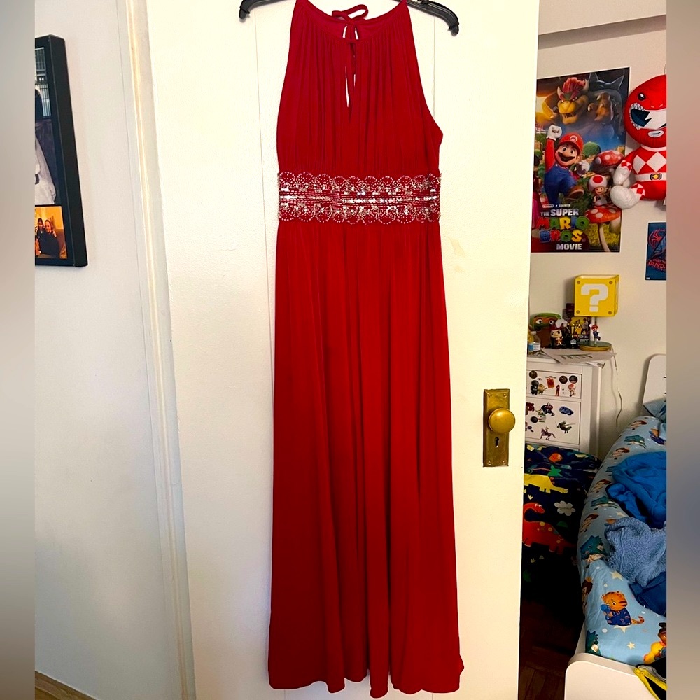 RM Richard’s gown royal blue color it is size 14 also has been hemmed.